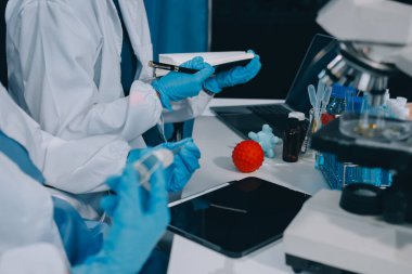 Laboratuvarda mikroskop kullanan bir bilim adamı. Laboratuvar ortamında modern bir mikroskobu ayarlayan bir araştırmacının ellerine yakın çekim. Bilim konsepti