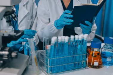 Laboratuvarda mikroskop kullanan bir bilim adamı. Laboratuvar ortamında modern bir mikroskobu ayarlayan bir araştırmacının ellerine yakın çekim. Bilim konsepti