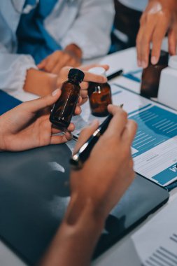 Uluslararası profesyonel doktorlardan oluşan bir ekip modern hastanedeki konferans odasında toplantı yapıyor. Sağlık ve Tıbbi Gelişim Konsepti.