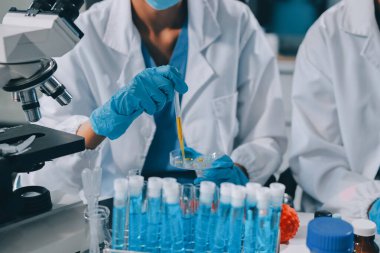 Laboratuvarda mikroskop kullanan bir bilim adamı. Laboratuvar ortamında modern bir mikroskobu ayarlayan bir araştırmacının ellerine yakın çekim. Bilim konsepti