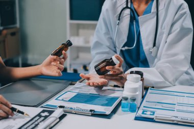 Uluslararası profesyonel doktorlardan oluşan bir ekip modern hastanedeki konferans odasında toplantı yapıyor. Sağlık ve Tıbbi Gelişim Konsepti.