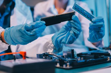 Elektronik teknisyen, elektronik mühendisliği, elektronik onarım, ölçüm ve test, onarım ve bakım kavramları.