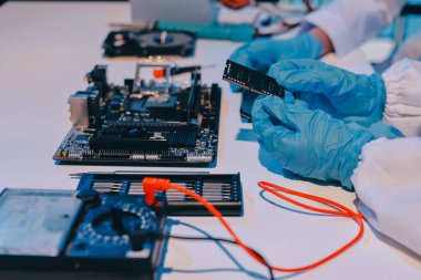 Elektronik teknisyen, elektronik mühendisliği, elektronik onarım, ölçüm ve test, onarım ve bakım kavramları.