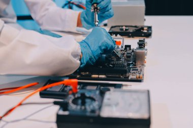 Elektronik teknisyen, elektronik mühendisliği, elektronik onarım, ölçüm ve test, onarım ve bakım kavramları.