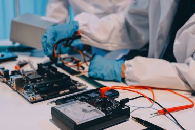 Elektronik teknisyen, elektronik mühendisliği, elektronik onarım, ölçüm ve test, onarım ve bakım kavramları.