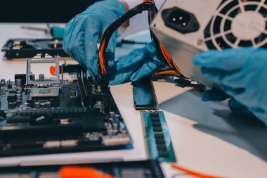Elektronik teknisyen, elektronik mühendisliği, elektronik onarım, ölçüm ve test, onarım ve bakım kavramları.