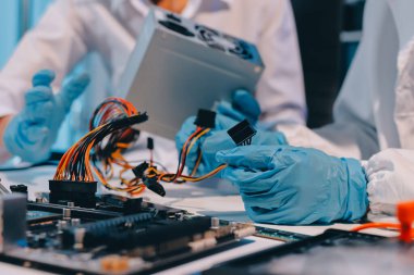 Elektronik teknisyen, elektronik mühendisliği, elektronik onarım, ölçüm ve test, onarım ve bakım kavramları.