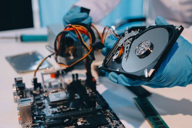 Elektronik teknisyen, elektronik mühendisliği, elektronik onarım, ölçüm ve test, onarım ve bakım kavramları.