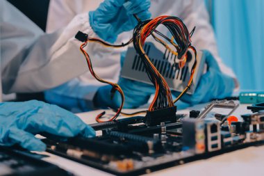 Elektronik teknisyen, elektronik mühendisliği, elektronik onarım, ölçüm ve test, onarım ve bakım kavramları.