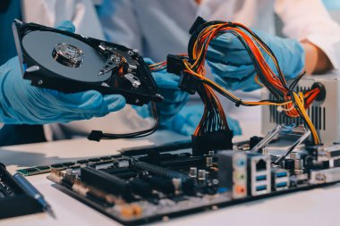 Elektronik teknisyen, elektronik mühendisliği, elektronik onarım, ölçüm ve test, onarım ve bakım kavramları.