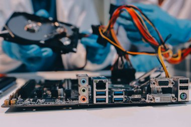 Elektronik teknisyen, elektronik mühendisliği, elektronik onarım, ölçüm ve test, onarım ve bakım kavramları.