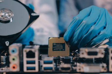 Elektronik teknisyen, elektronik mühendisliği, elektronik onarım, ölçüm ve test, onarım ve bakım kavramları.