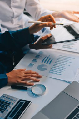 Fon yöneticileri takım danışmanlığı ve ofisteki yatırım borsası analizi hakkında tartışmalar