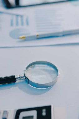 Fon yöneticileri takım danışmanlığı ve ofisteki yatırım borsası analizi hakkında tartışmalar