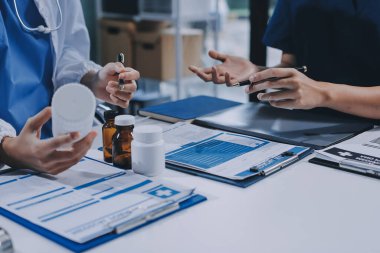 Uluslararası profesyonel doktorlardan oluşan bir ekip modern hastanedeki konferans odasında toplantı yapıyor. Sağlık ve Tıbbi Gelişim Konsepti.