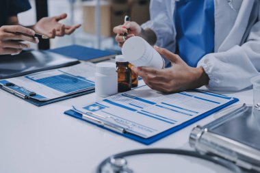 Uluslararası profesyonel doktorlardan oluşan bir ekip modern hastanedeki konferans odasında toplantı yapıyor. Sağlık ve Tıbbi Gelişim Konsepti.