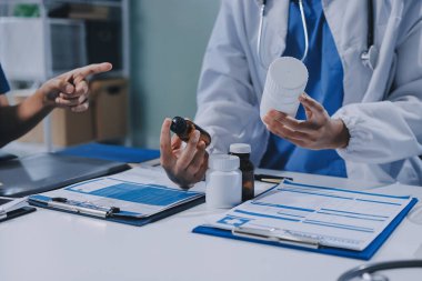 Uluslararası profesyonel doktorlardan oluşan bir ekip modern hastanedeki konferans odasında toplantı yapıyor. Sağlık ve Tıbbi Gelişim Konsepti.