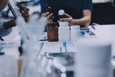 Uluslararası profesyonel doktorlardan oluşan bir ekip modern hastanedeki konferans odasında toplantı yapıyor. Sağlık ve Tıbbi Gelişim Konsepti.