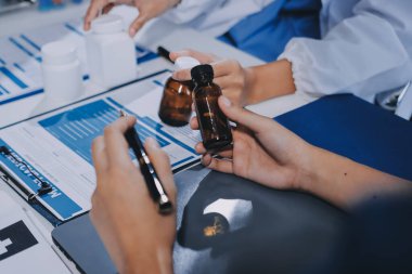 Uluslararası profesyonel doktorlardan oluşan bir ekip modern hastanedeki konferans odasında toplantı yapıyor. Sağlık ve Tıbbi Gelişim Konsepti.