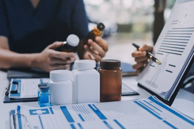 Uluslararası profesyonel doktorlardan oluşan bir ekip modern hastanedeki konferans odasında toplantı yapıyor. Sağlık ve Tıbbi Gelişim Konsepti.