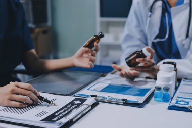 Uluslararası profesyonel doktorlardan oluşan bir ekip modern hastanedeki konferans odasında toplantı yapıyor. Sağlık ve Tıbbi Gelişim Konsepti.