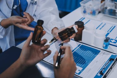 Uluslararası profesyonel doktorlardan oluşan bir ekip modern hastanedeki konferans odasında toplantı yapıyor. Sağlık ve Tıbbi Gelişim Konsepti.