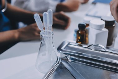 Uluslararası profesyonel doktorlardan oluşan bir ekip modern hastanedeki konferans odasında toplantı yapıyor. Sağlık ve Tıbbi Gelişim Konsepti.