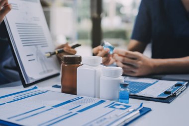 Uluslararası profesyonel doktorlardan oluşan bir ekip modern hastanedeki konferans odasında toplantı yapıyor. Sağlık ve Tıbbi Gelişim Konsepti.