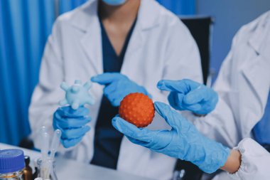 Laboratuvarda mikroskop kullanan bir bilim adamı. Laboratuvar ortamında modern bir mikroskobu ayarlayan bir araştırmacının ellerine yakın çekim. Bilim konsepti