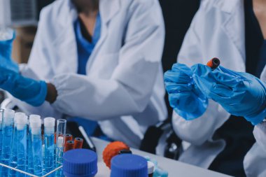 Laboratuvarda mikroskop kullanan bir bilim adamı. Laboratuvar ortamında modern bir mikroskobu ayarlayan bir araştırmacının ellerine yakın çekim. Bilim konsepti