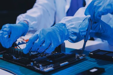 Elektronik teknisyen, elektronik mühendisliği, elektronik onarım, ölçüm ve test, onarım ve bakım kavramları.