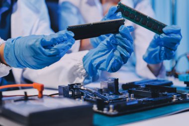 Elektronik teknisyen, elektronik mühendisliği, elektronik onarım, ölçüm ve test, onarım ve bakım kavramları.