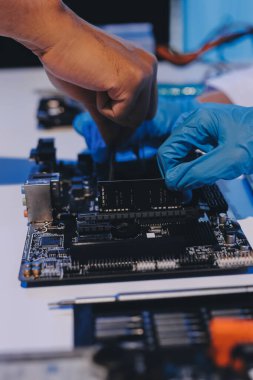 Elektronik teknisyen, elektronik mühendisliği, elektronik onarım, ölçüm ve test, onarım ve bakım kavramları.