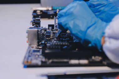 Elektronik teknisyen, elektronik mühendisliği, elektronik onarım, ölçüm ve test, onarım ve bakım kavramları.