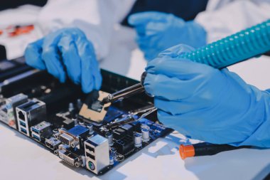 Elektronik teknisyen, elektronik mühendisliği, elektronik onarım, ölçüm ve test, onarım ve bakım kavramları.