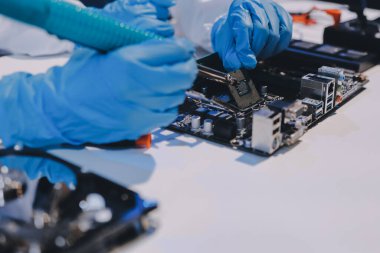 Elektronik teknisyen, elektronik mühendisliği, elektronik onarım, ölçüm ve test, onarım ve bakım kavramları.