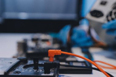 Elektronik teknisyen, elektronik mühendisliği, elektronik onarım, ölçüm ve test, onarım ve bakım kavramları.