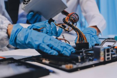 Elektronik teknisyen, elektronik mühendisliği, elektronik onarım, ölçüm ve test, onarım ve bakım kavramları.