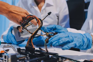 Elektronik teknisyen, elektronik mühendisliği, elektronik onarım, ölçüm ve test, onarım ve bakım kavramları.