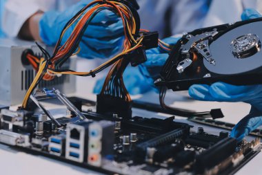 Elektronik teknisyen, elektronik mühendisliği, elektronik onarım, ölçüm ve test, onarım ve bakım kavramları.