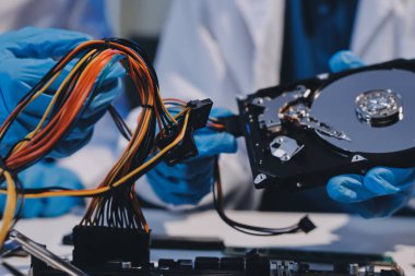 Elektronik teknisyen, elektronik mühendisliği, elektronik onarım, ölçüm ve test, onarım ve bakım kavramları.