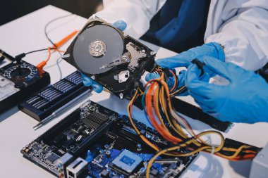 Elektronik teknisyen, elektronik mühendisliği, elektronik onarım, ölçüm ve test, onarım ve bakım kavramları.