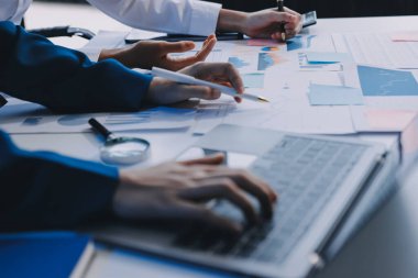 Fon yöneticileri takım danışmanlığı ve ofisteki yatırım borsası analizi hakkında tartışmalar