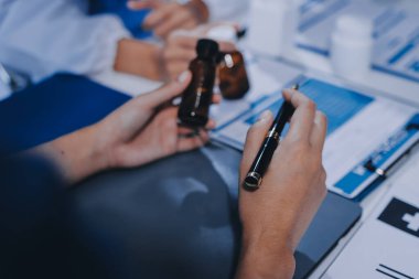 Uluslararası profesyonel doktorlardan oluşan bir ekip modern hastanedeki konferans odasında toplantı yapıyor. Sağlık ve Tıbbi Gelişim Konsepti.