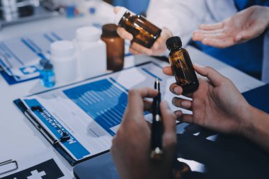 Uluslararası profesyonel doktorlardan oluşan bir ekip modern hastanedeki konferans odasında toplantı yapıyor. Sağlık ve Tıbbi Gelişim Konsepti.