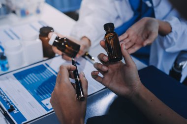 Uluslararası profesyonel doktorlardan oluşan bir ekip modern hastanedeki konferans odasında toplantı yapıyor. Sağlık ve Tıbbi Gelişim Konsepti.