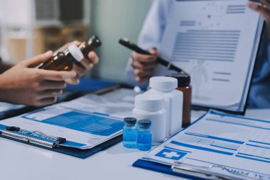 Uluslararası profesyonel doktorlardan oluşan bir ekip modern hastanedeki konferans odasında toplantı yapıyor. Sağlık ve Tıbbi Gelişim Konsepti.