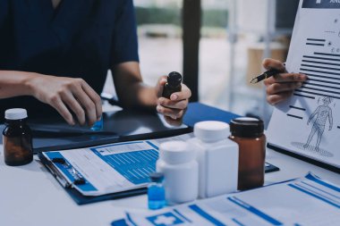 Uluslararası profesyonel doktorlardan oluşan bir ekip modern hastanedeki konferans odasında toplantı yapıyor. Sağlık ve Tıbbi Gelişim Konsepti.