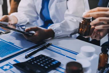 Uluslararası profesyonel doktorlardan oluşan bir ekip modern hastanedeki konferans odasında toplantı yapıyor. Sağlık ve Tıbbi Gelişim Konsepti.