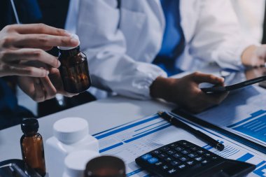 Uluslararası profesyonel doktorlardan oluşan bir ekip modern hastanedeki konferans odasında toplantı yapıyor. Sağlık ve Tıbbi Gelişim Konsepti.